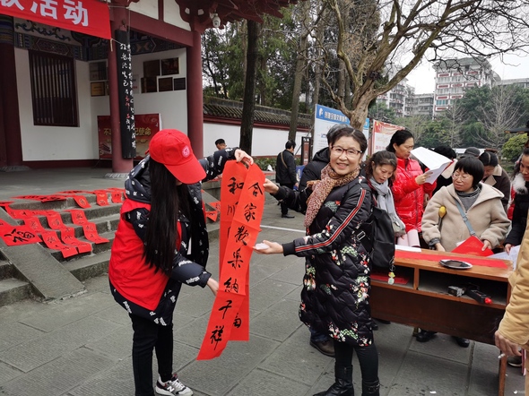 1月9日义务送春联 温暖迎新年 (2) 1月9日义务送春联 温暖迎新年 (2)