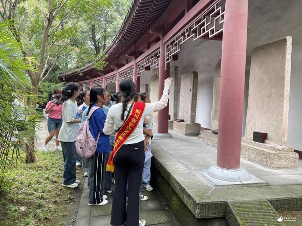 参观碑廊 参观碑廊