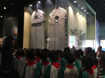 江油市诗城南校区开展“诗乡娃娃访诗仙”活动