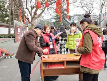 博物馆之友会员在李白纪念馆大门口开展义务送春联活动