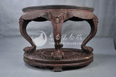 清雕花圆木桌